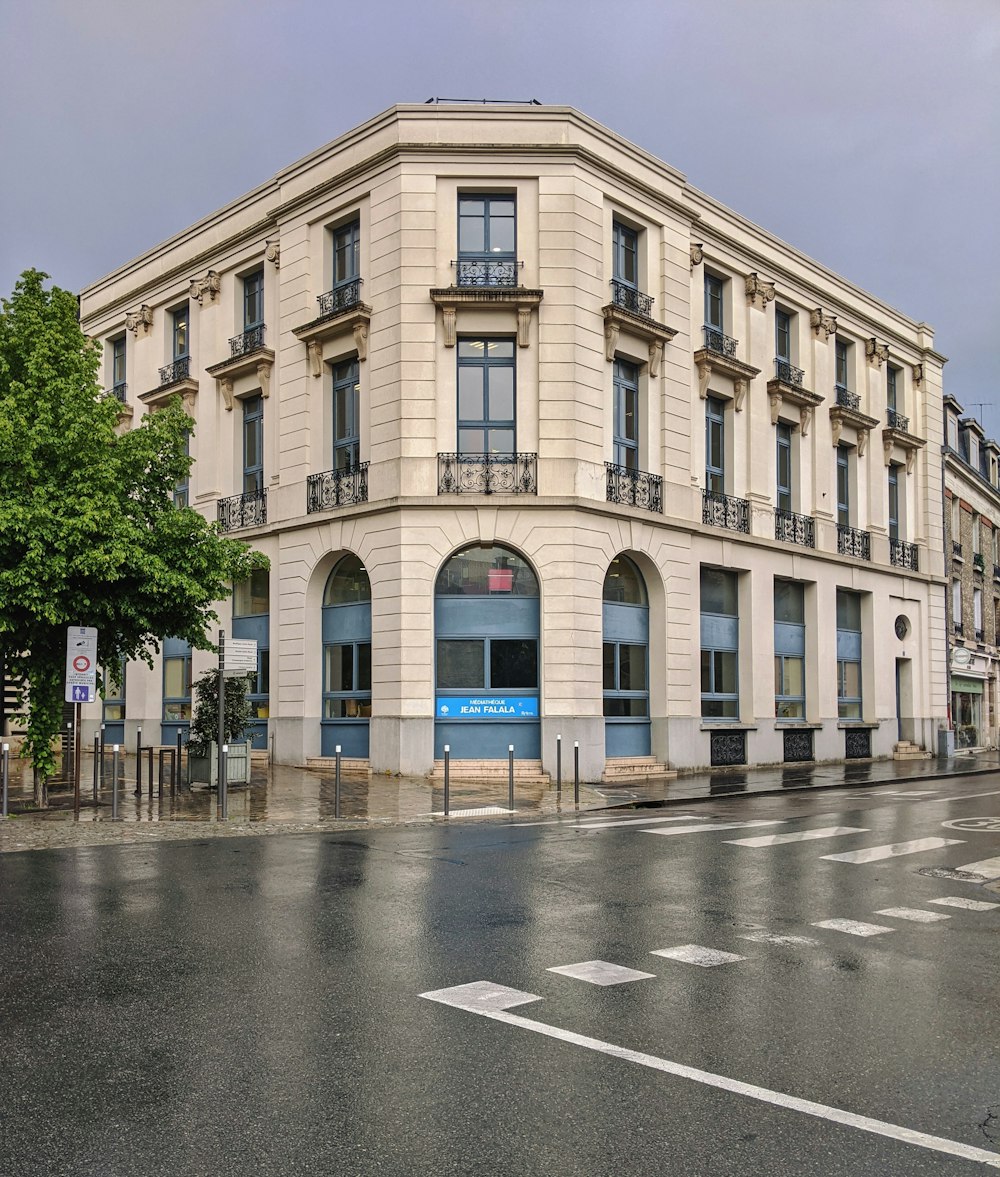 Edificio de hormigón marrón bajo el cielo azul durante el día