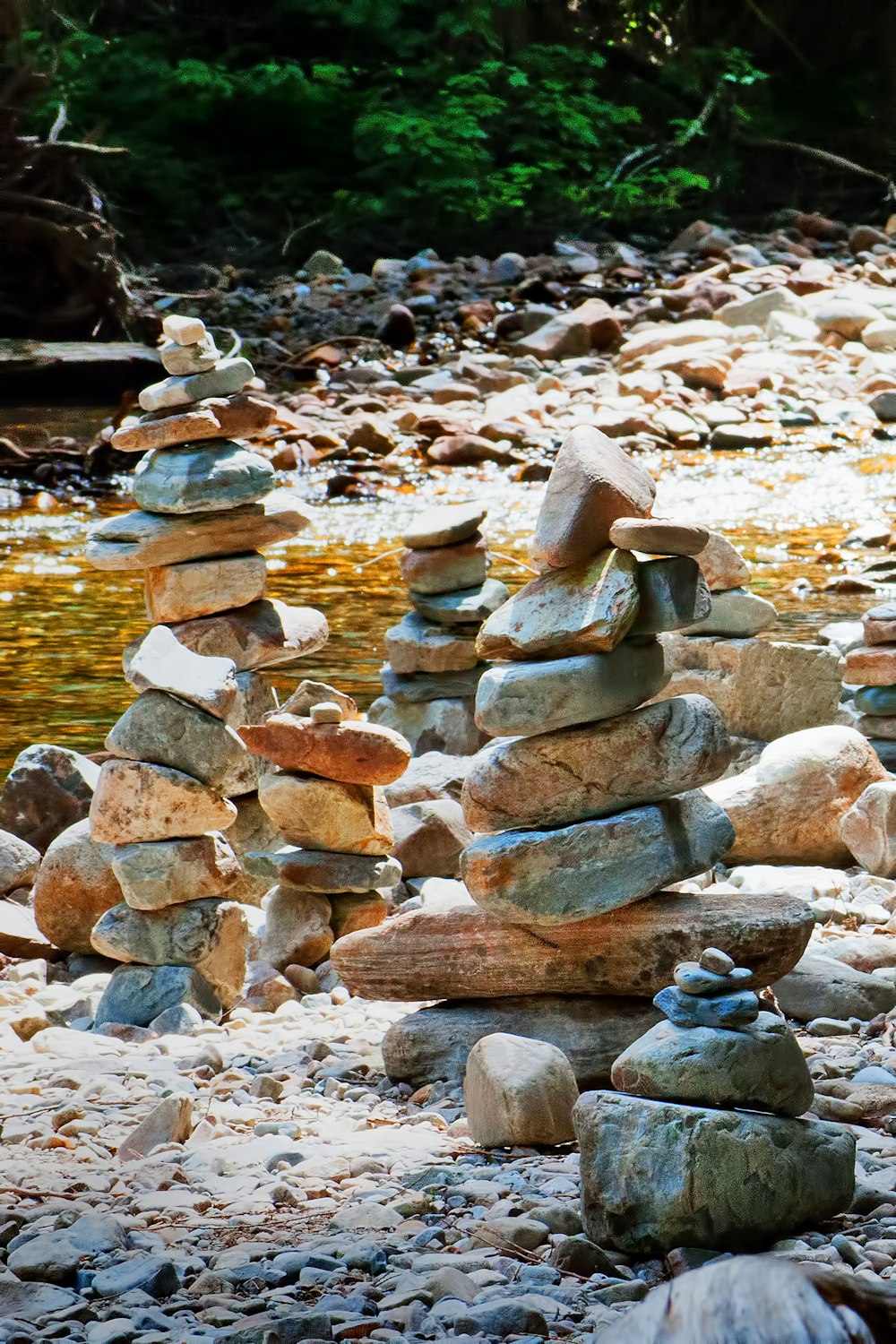 Stapel von Steinen in der Nähe von Gewässern während des Tages