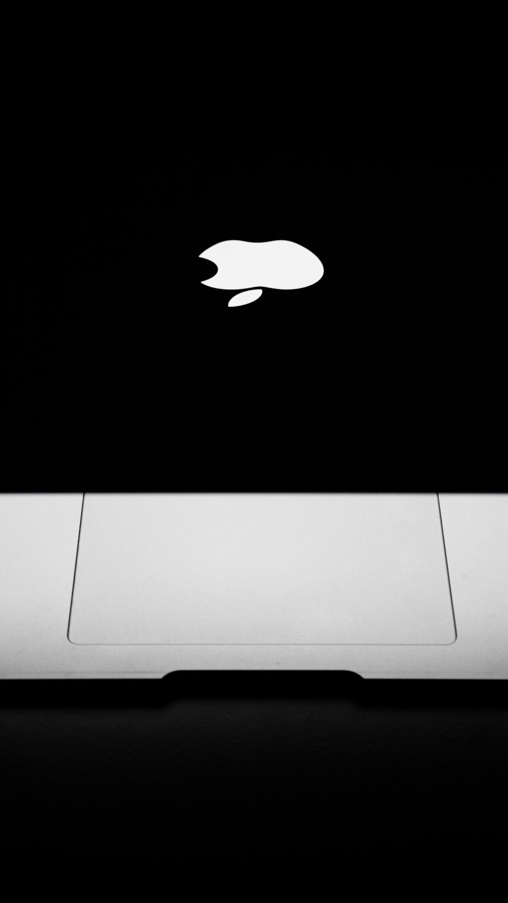 MacBook argento su superficie nera