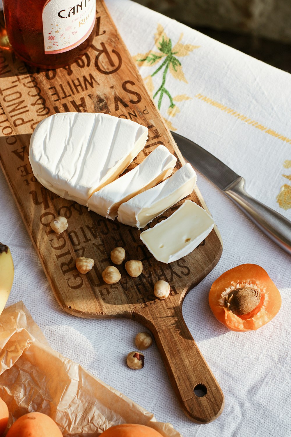 pane a fette su tagliere di legno marrone