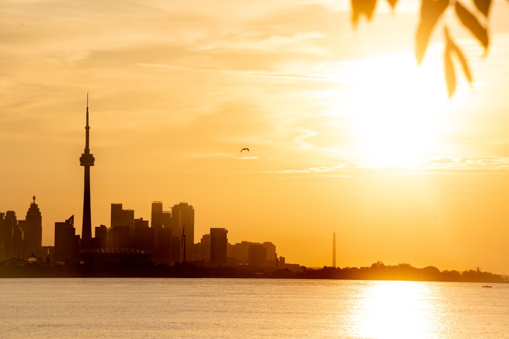 Silueta del horizonte de la ciudad durante la puesta del sol