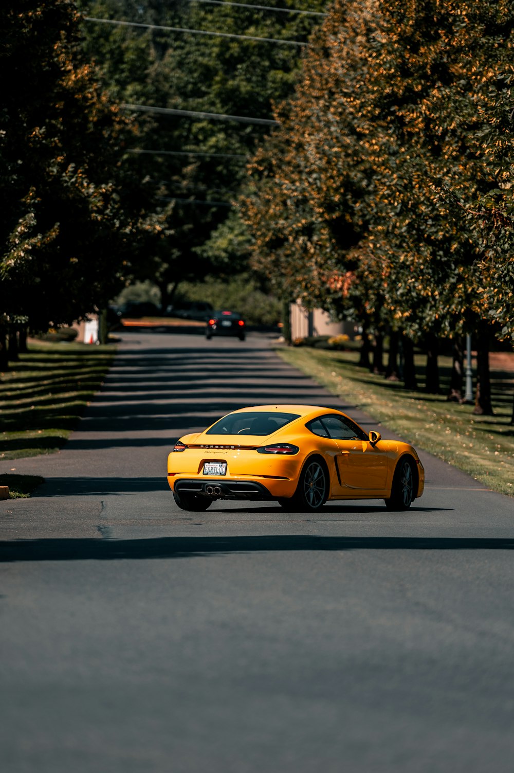 Gelber Porsche 911 tagsüber auf Gehweg geparkt
