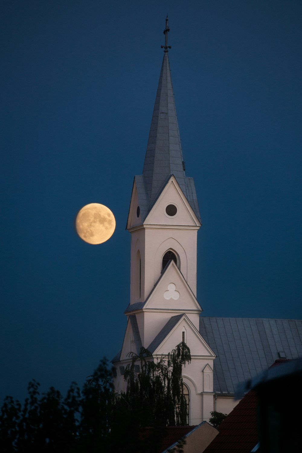 Iglesia blanca y negra bajo la luna llena