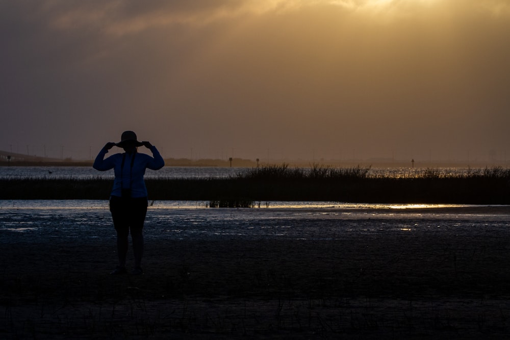 silhouette of man and woman kissing during sunset