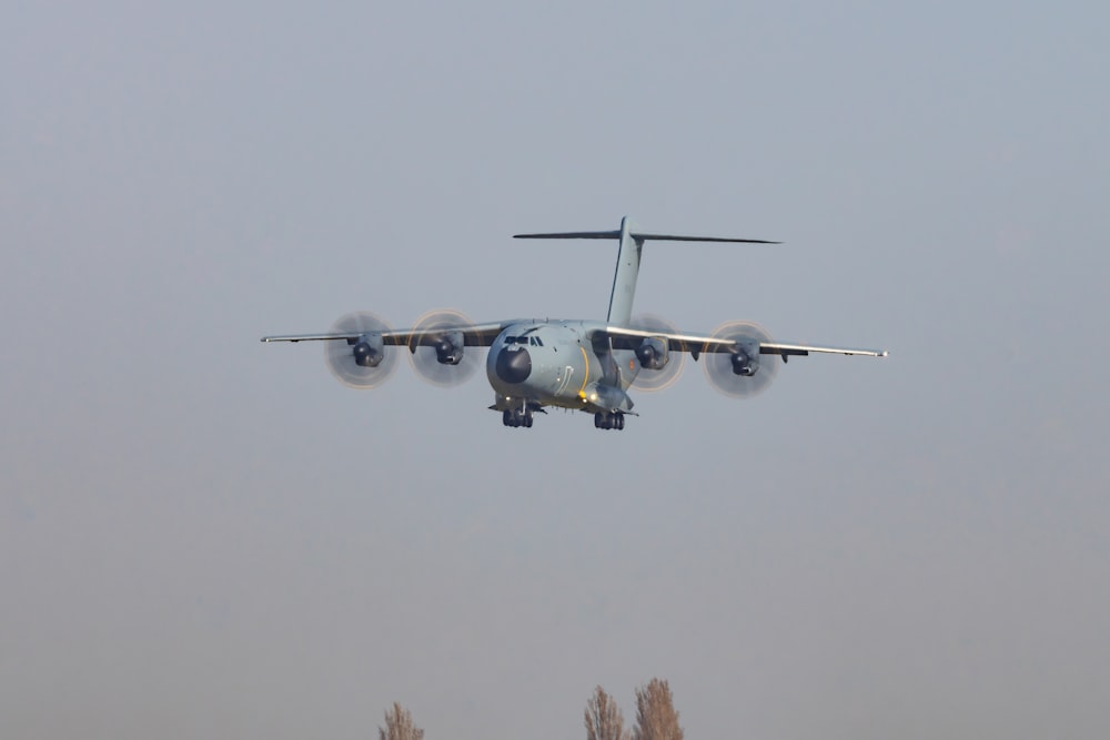 avión a reacción gris y negro volando en el cielo