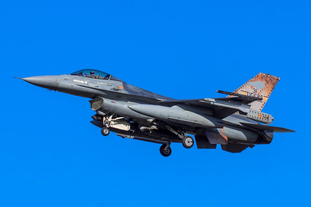 avion de chasse gris volant dans le ciel