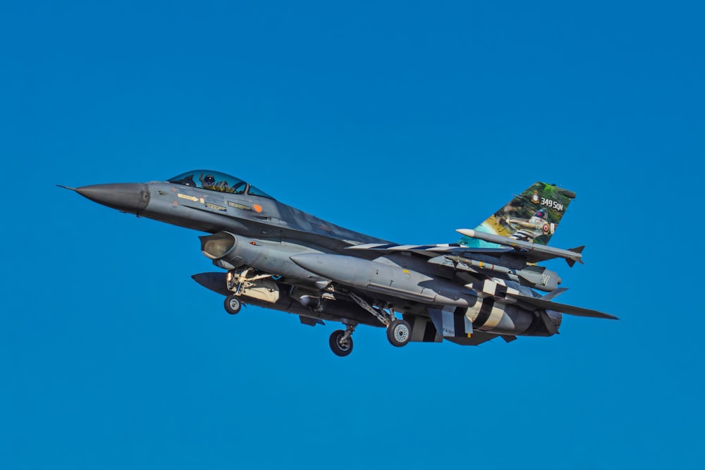 Avión de combate gris en el aire durante el día