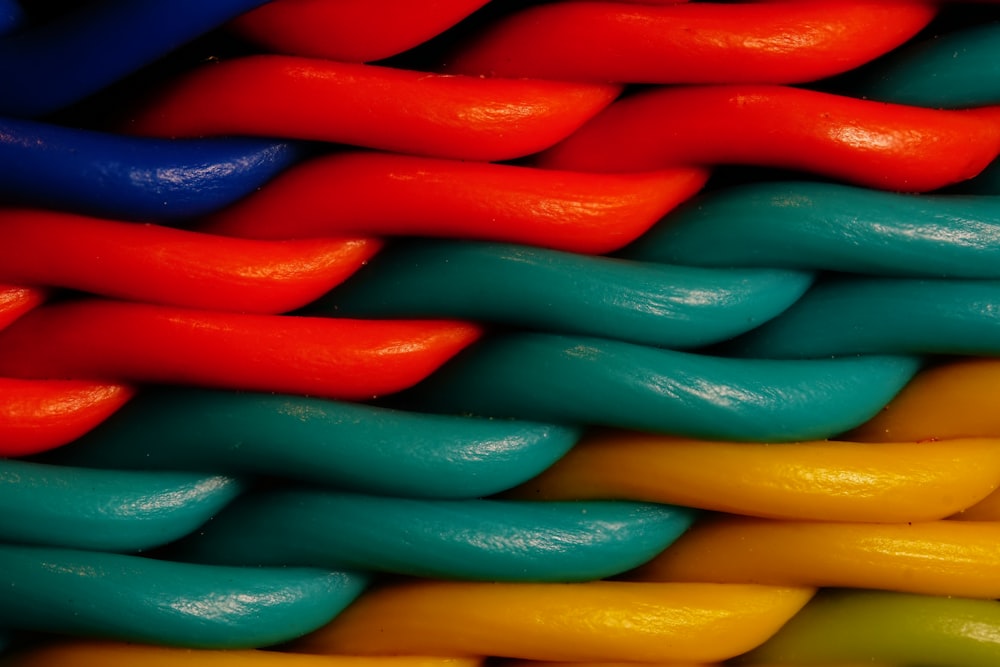 黄色、赤、青、緑のプラスチック製のおもちゃ