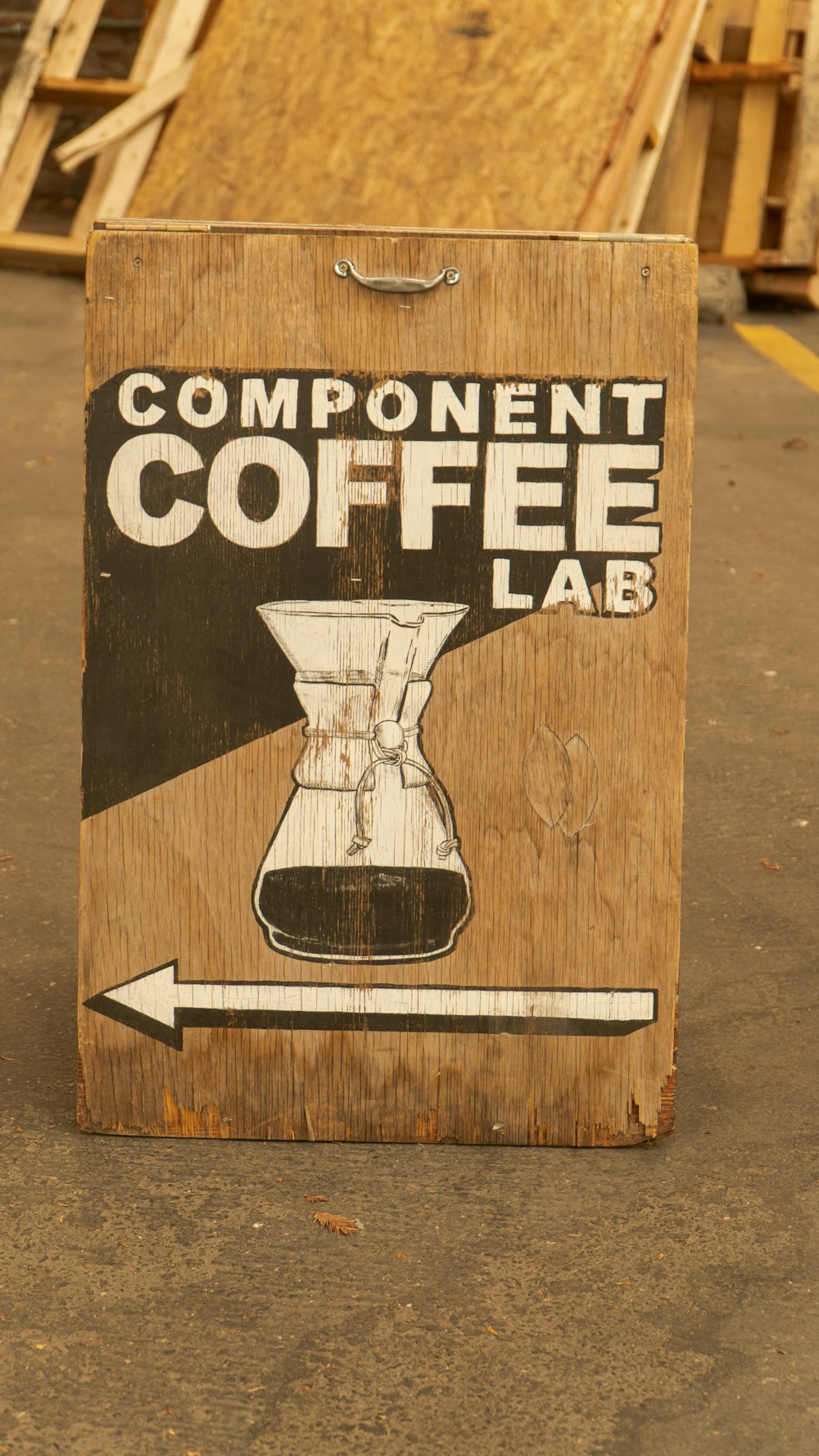 Un letrero de madera que anuncia un laboratorio de café