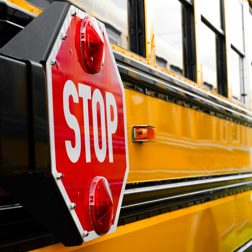 bus jaune et rouge dans une ville