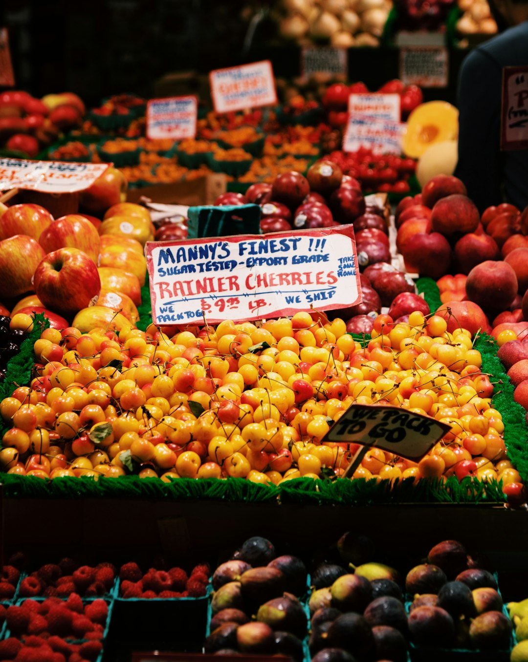 red and yellow apple fruit display