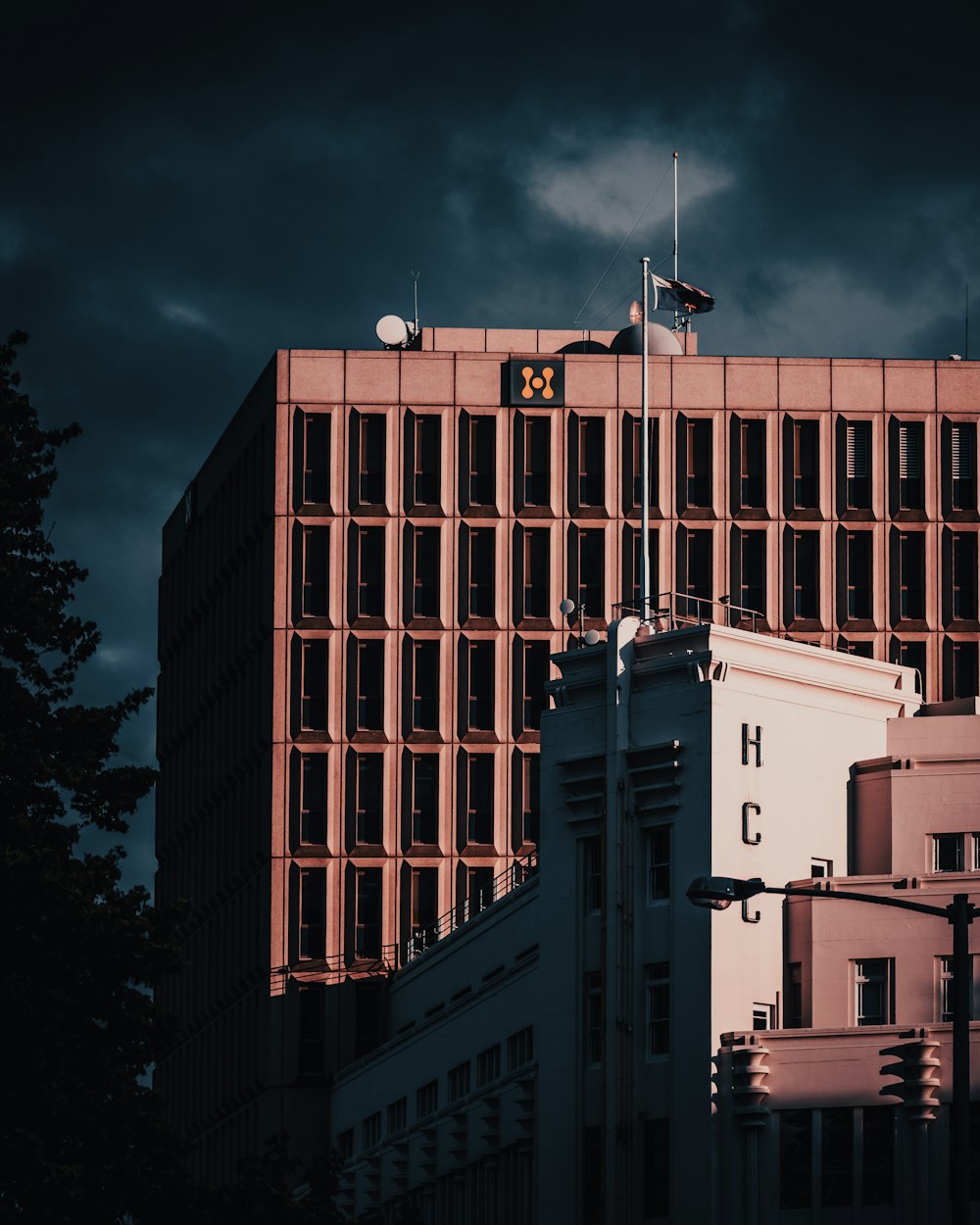 edifício de concreto marrom durante a noite