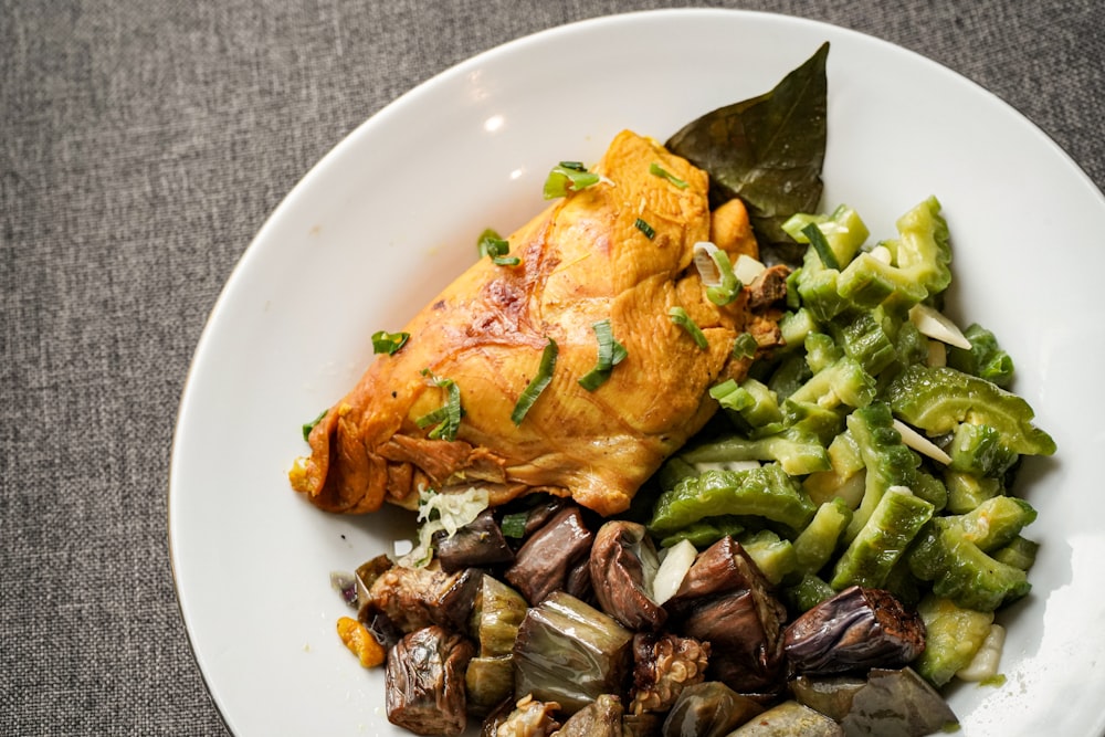 Légume vert sur assiette en céramique blanche