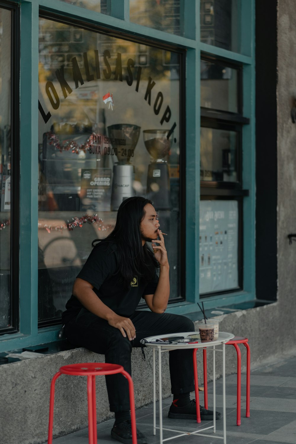 mulher na camisa preta sentada na cadeira