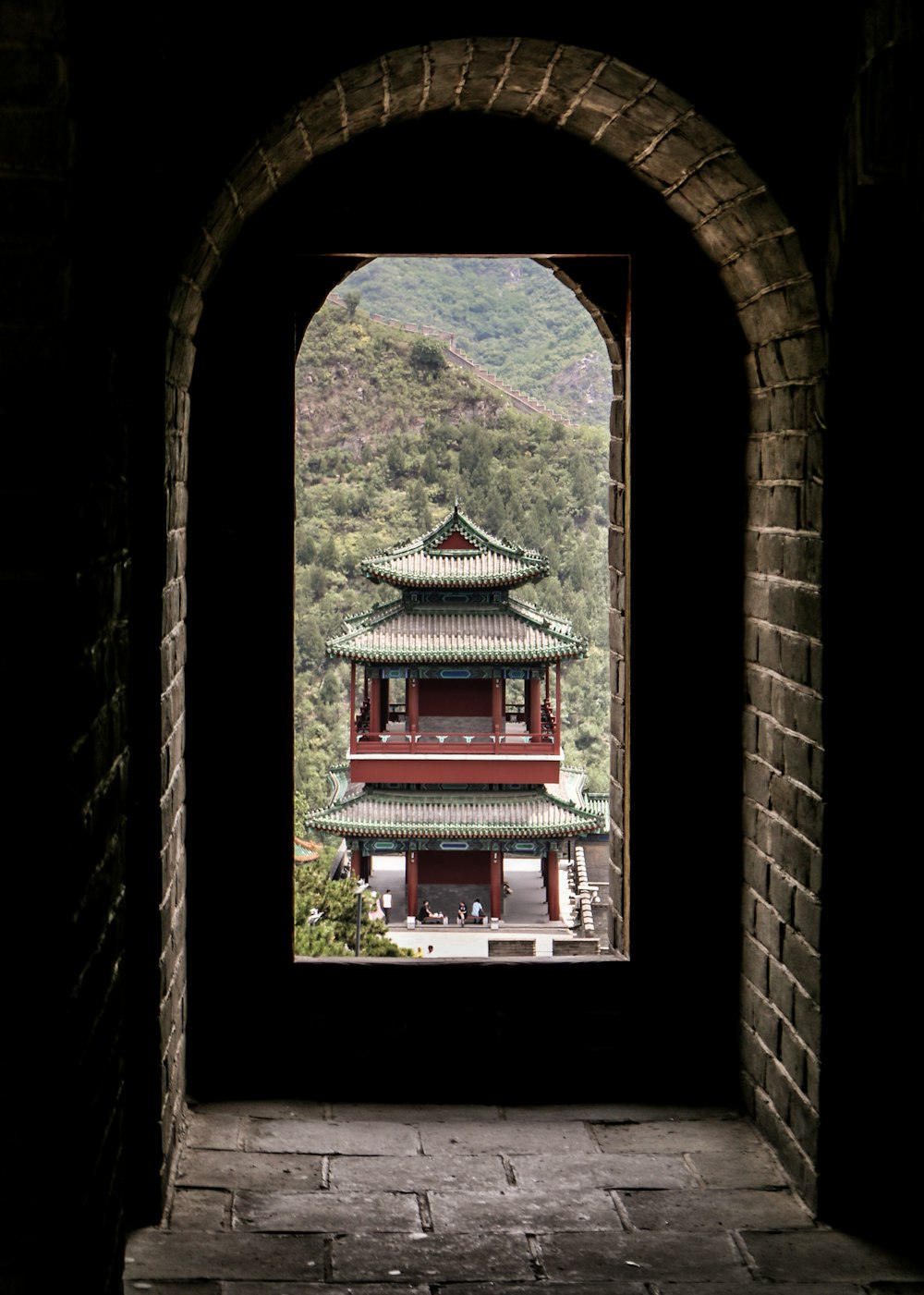 昼間の紅白寺院