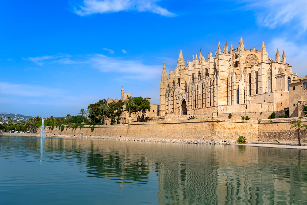 Vista de la catedral de Palma de Mallorca junto al mar