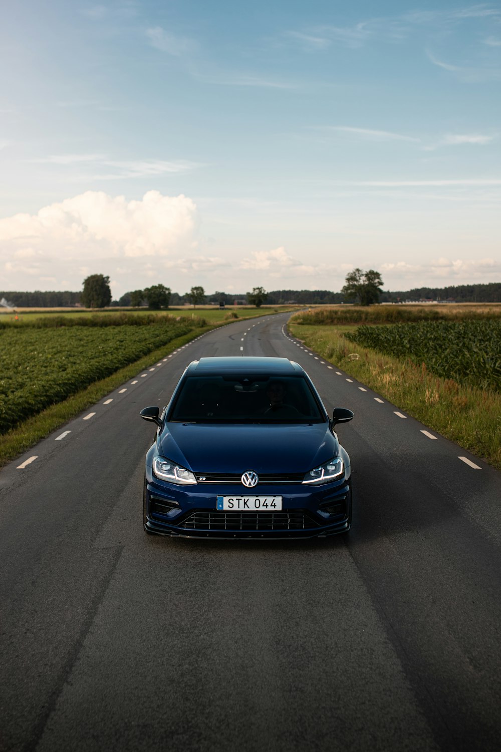 Voiture BMW bleue sur la route pendant la journée