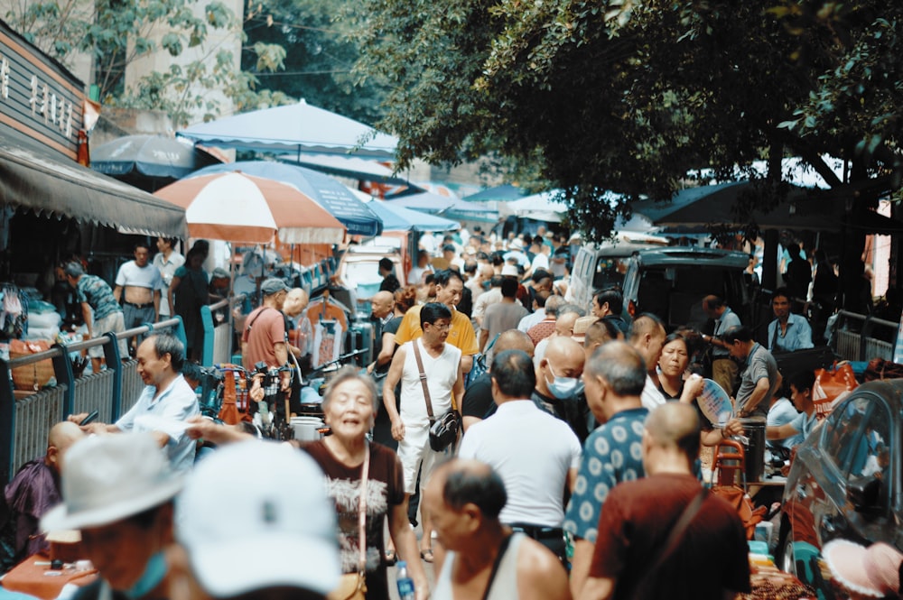 Personas de pie y sentadas en la calle durante el día