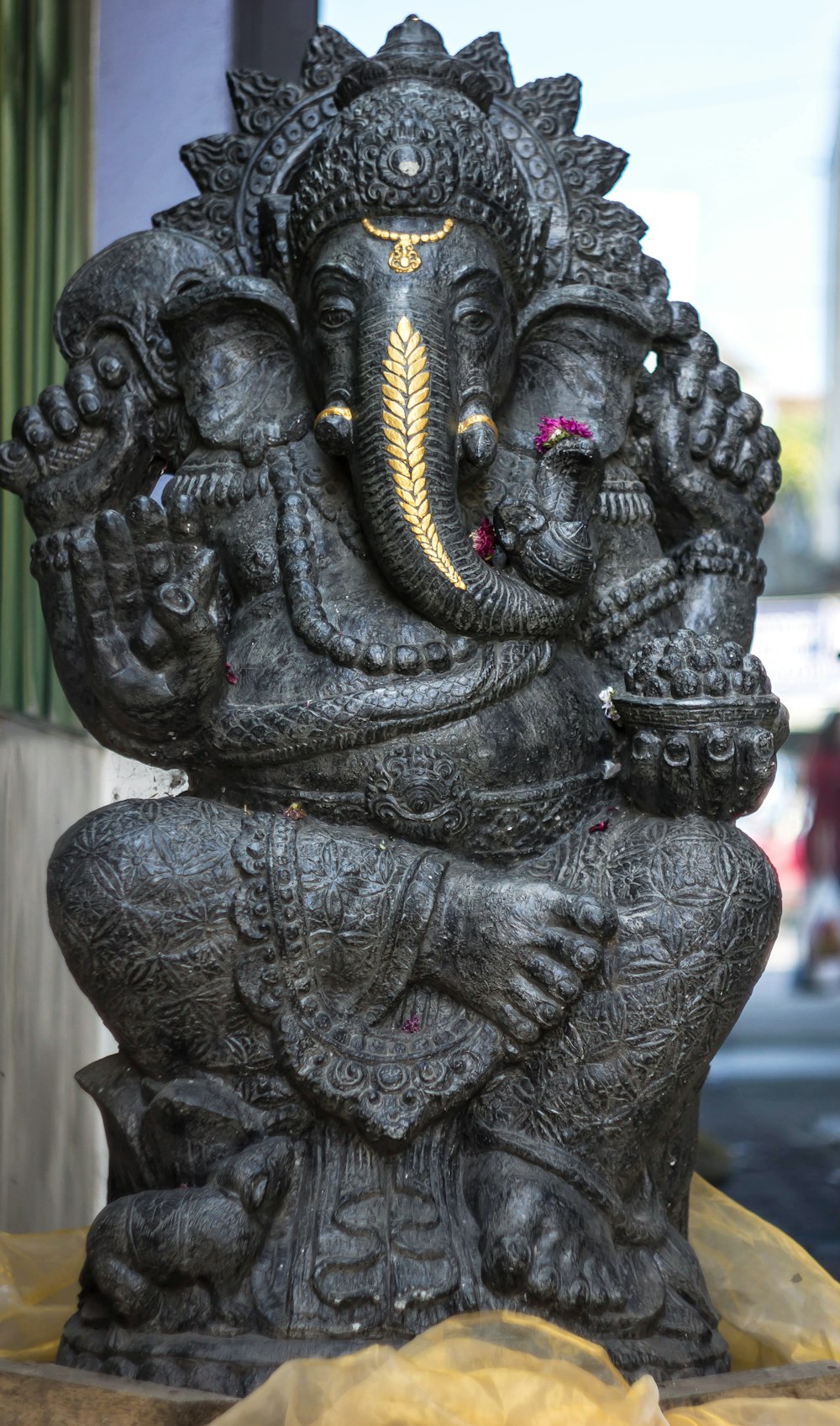 black dragon statue during daytime
