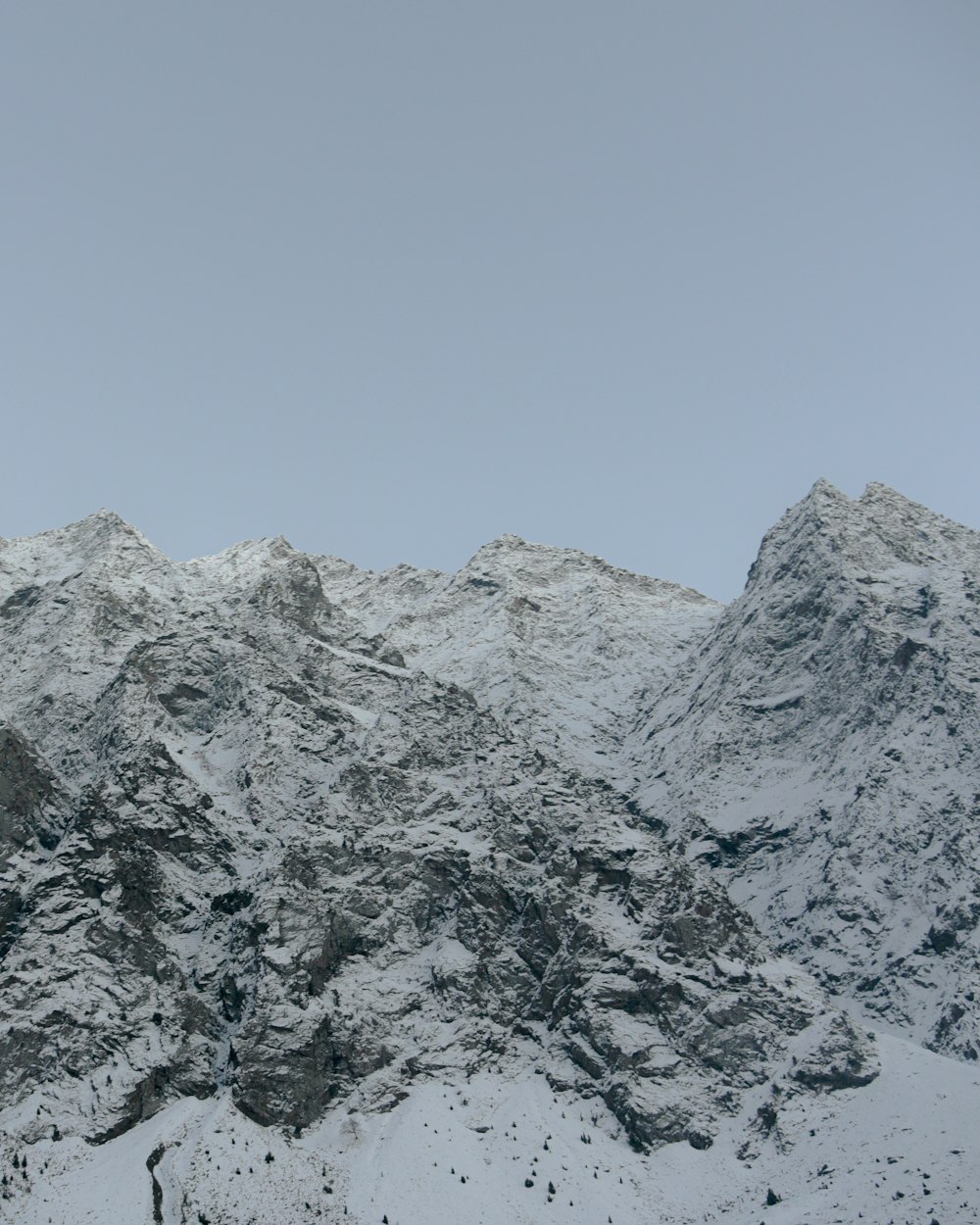 Montaña cubierta de nieve durante el día