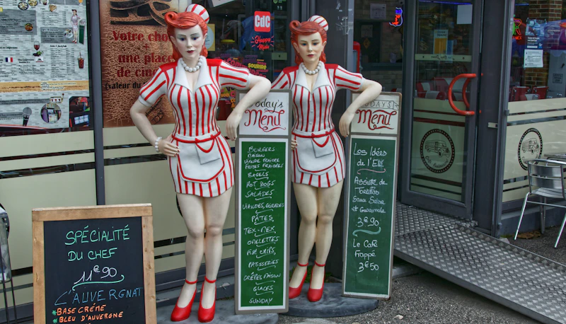 femme en maillot rouge et blanc
