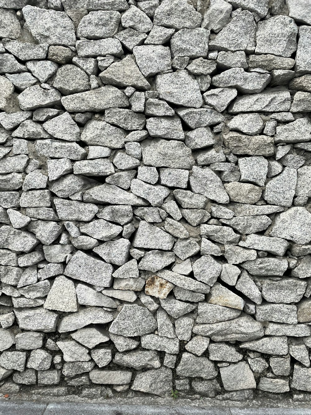 braune und graue Steinmauer