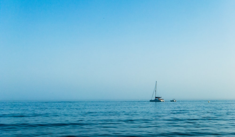 velero en el mar bajo el cielo azul durante el día