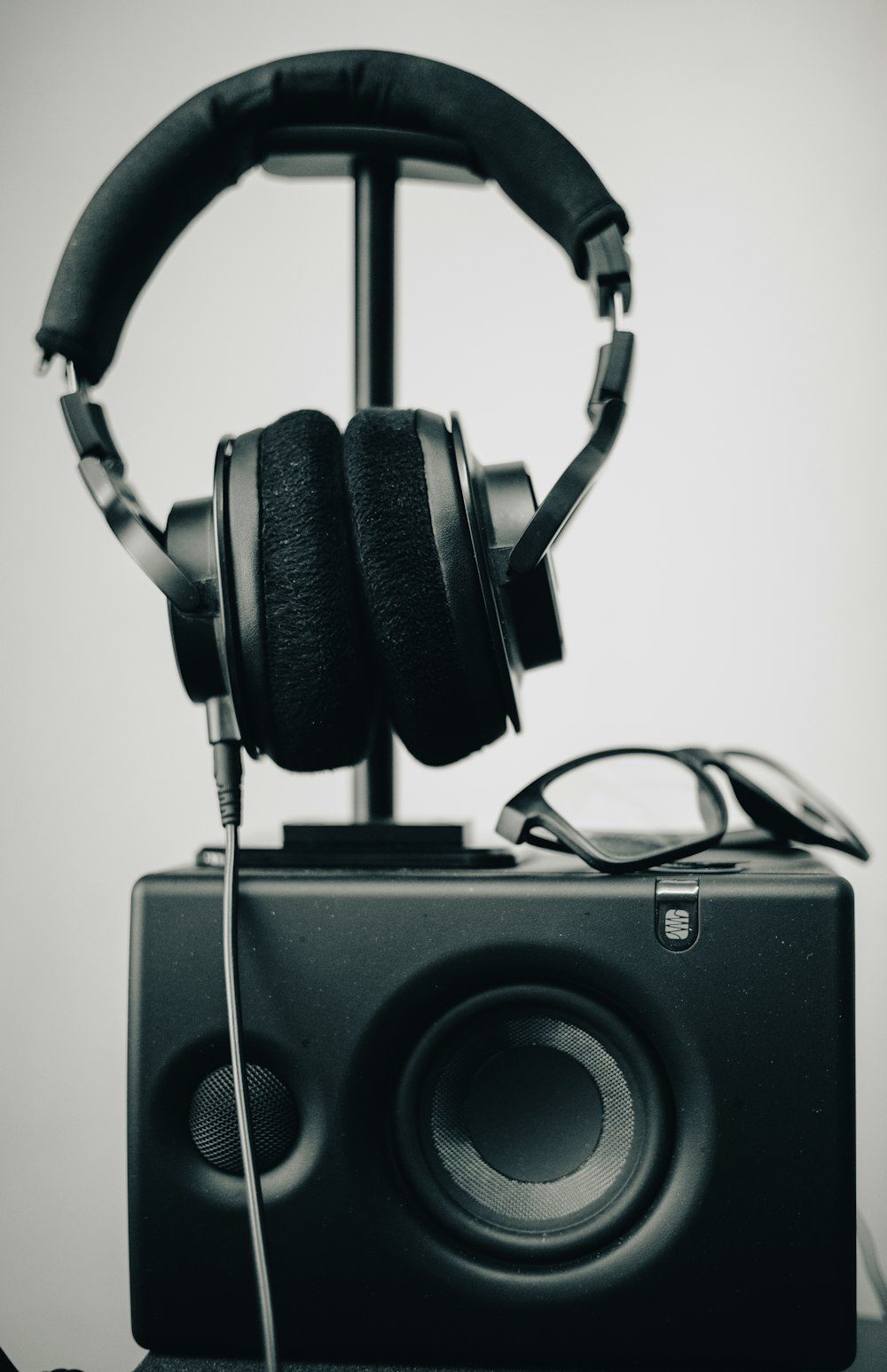 schwarze und silberne Kopfhörer auf schwarzem Lautsprecher
