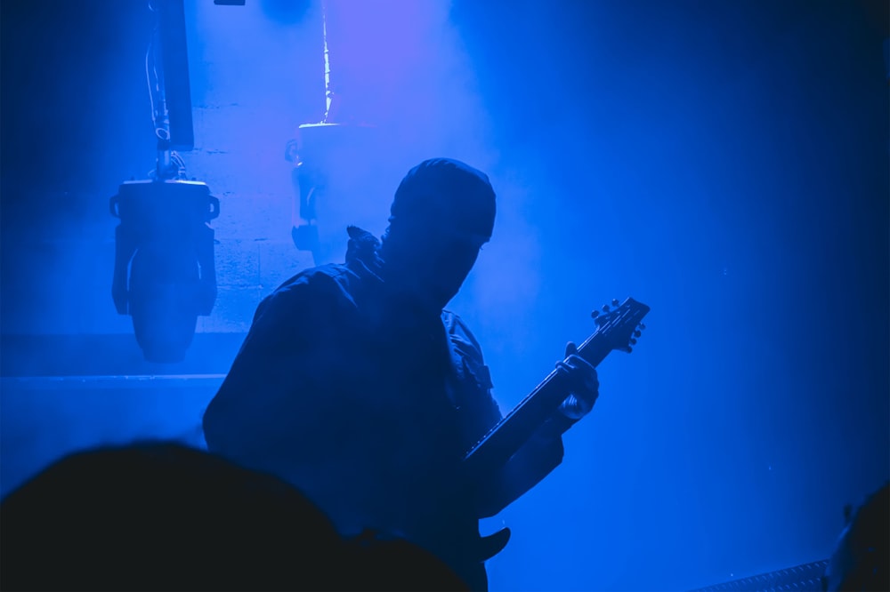 Silhouette eines Mannes, der Gitarre spielt