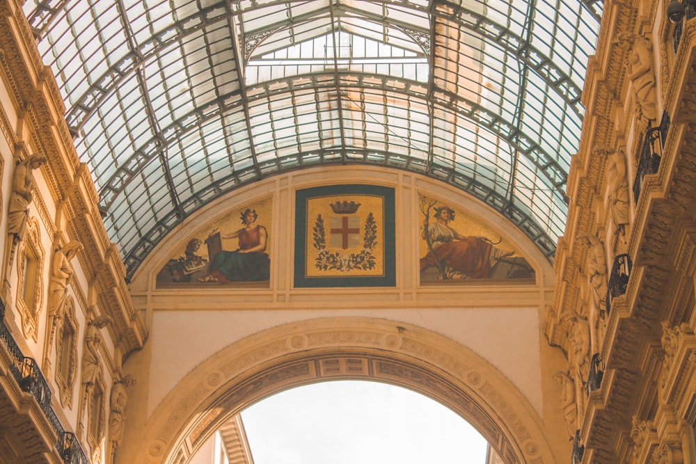 Photographie en contre-plongée d’un bâtiment en forme de dôme