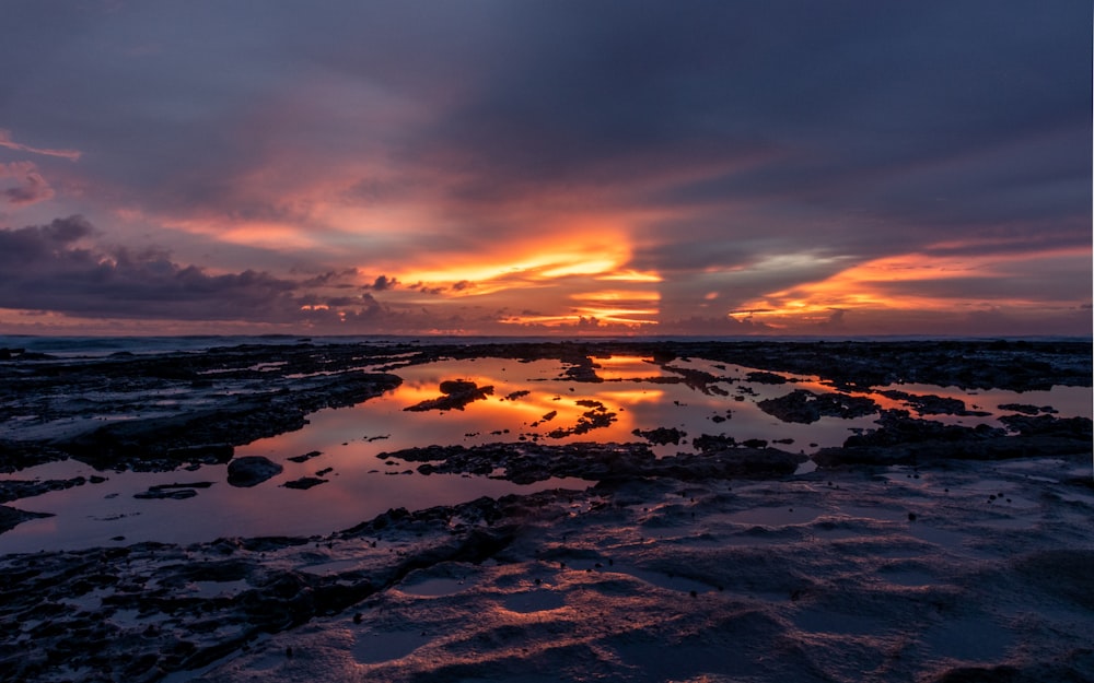 Meereswellen, die bei Sonnenuntergang an Land stürzen