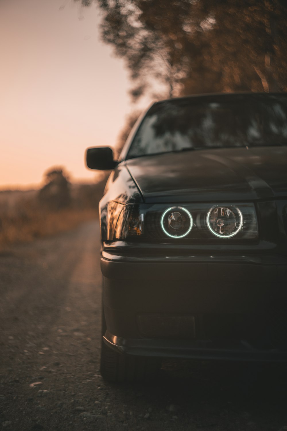 Schwarzes Auto bei Sonnenuntergang unterwegs