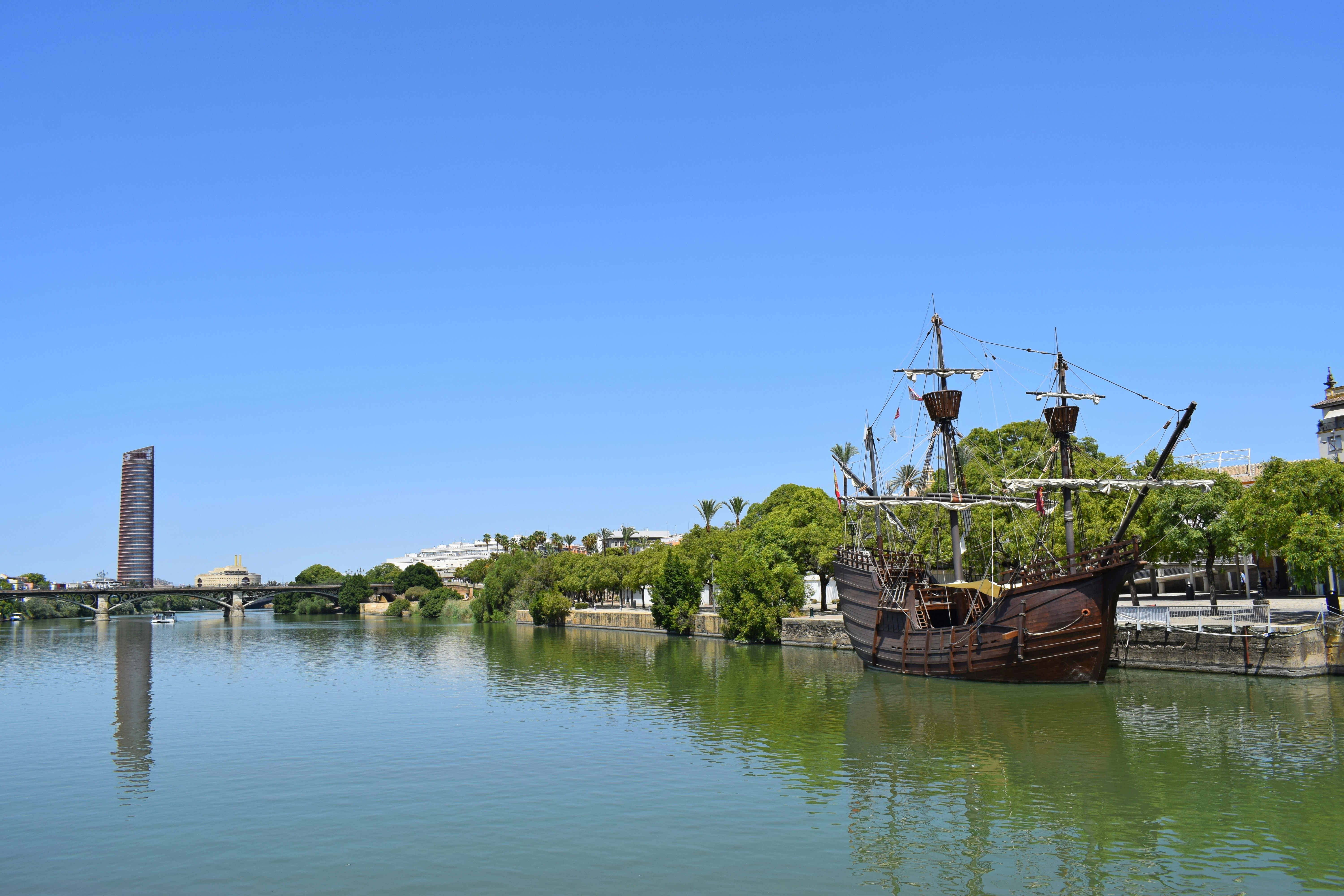 La réplica de la nao Victoria en el río Guadalquivir