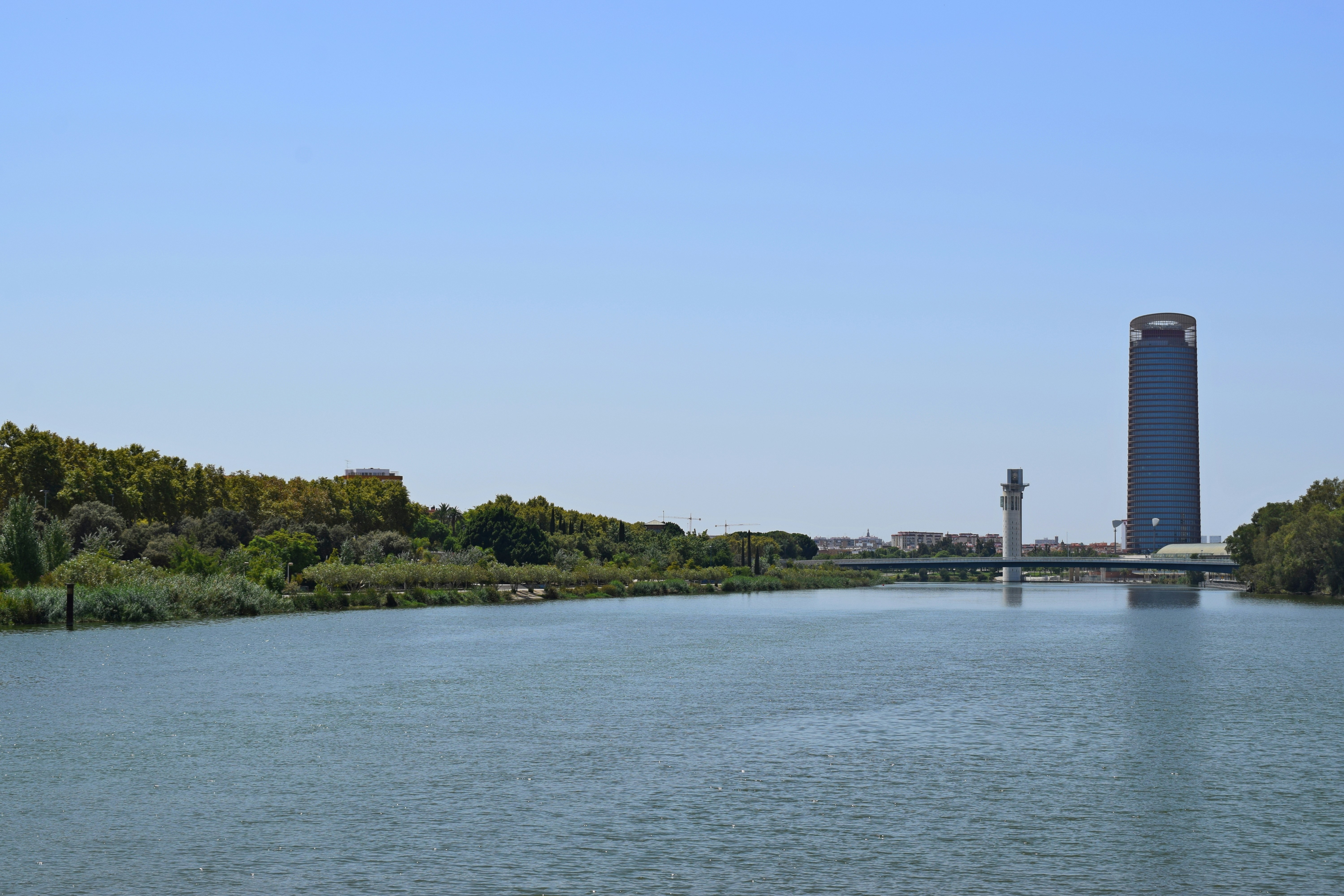 Vista de Sevilla desde el río.