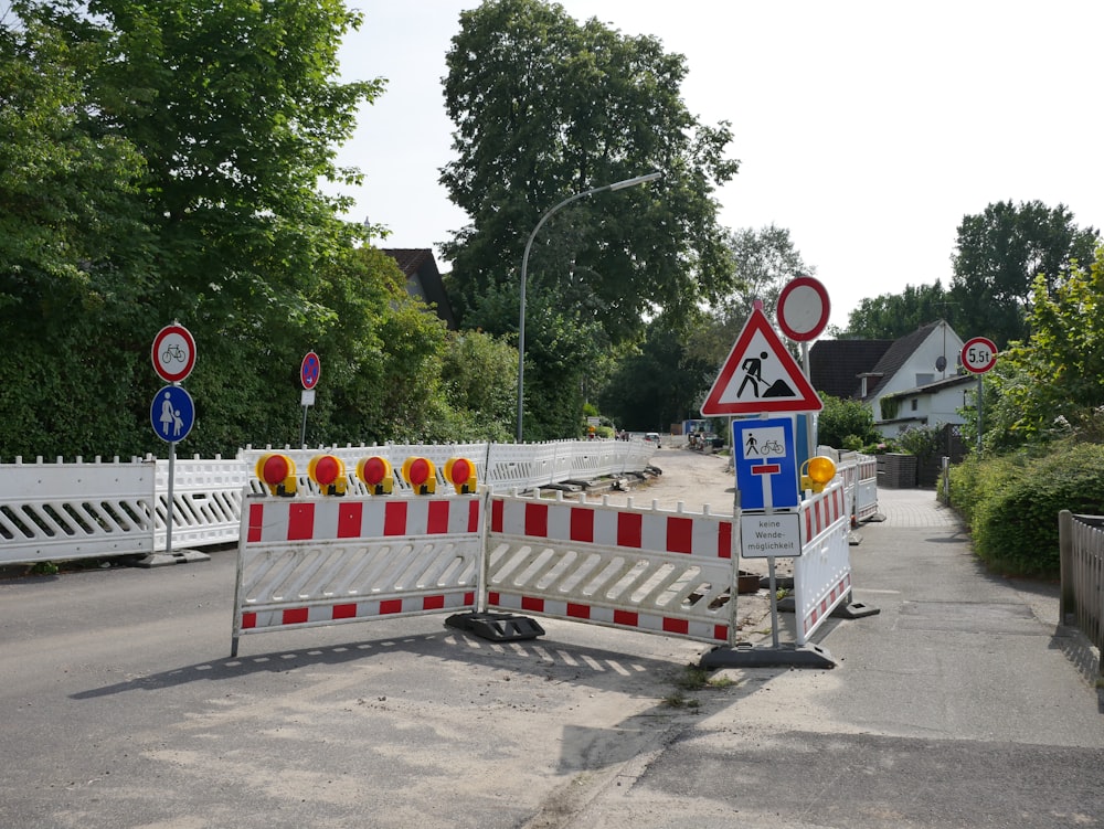 uma estrada fechada com barricadas e sinais