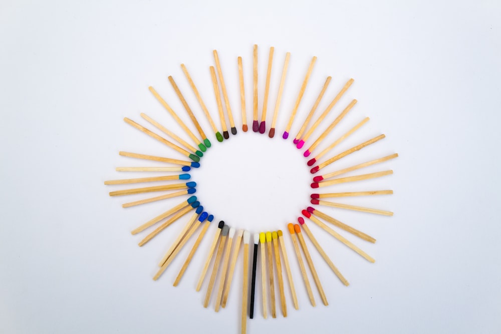 lápis multicoloridos na superfície branca