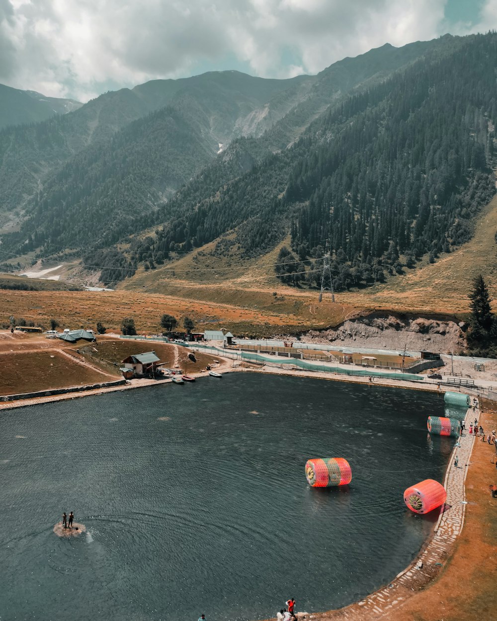 Gente en bote en el río cerca de las montañas durante el día