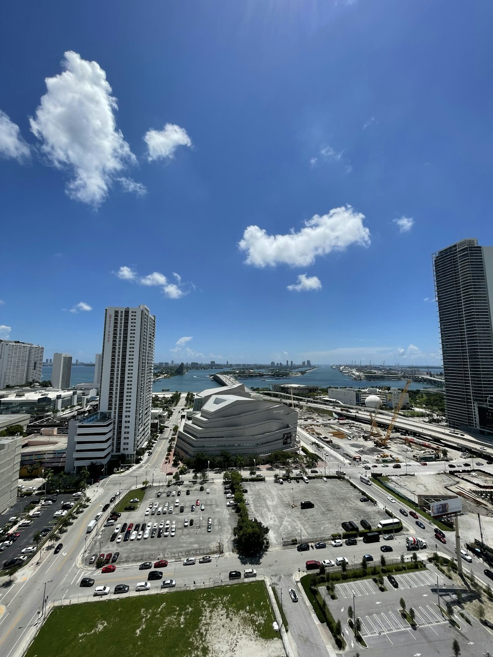 Edificios de la ciudad bajo el cielo azul durante el día