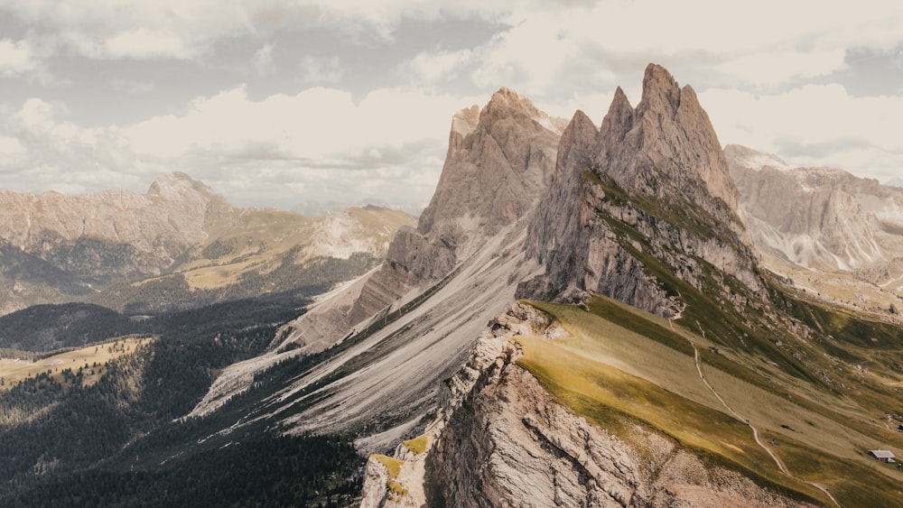 montagna rocciosa marrone sotto il cielo nuvoloso bianco durante il giorno