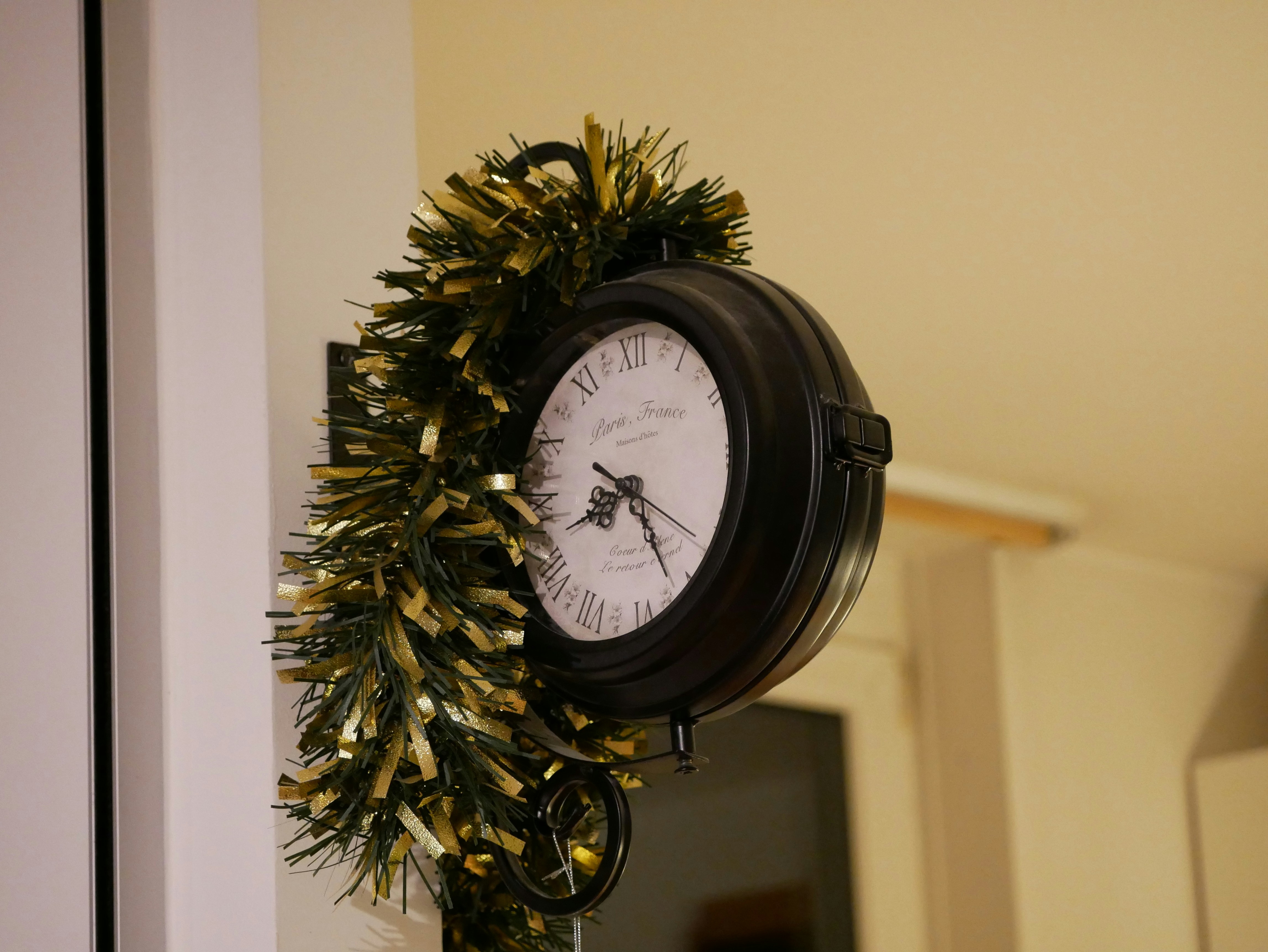 schwarze runde analoge Wanduhr