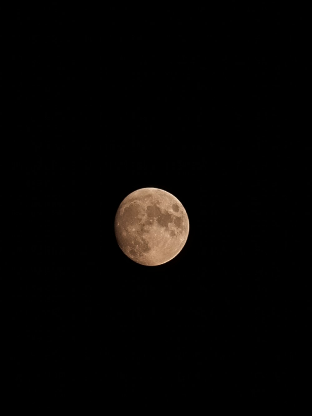 暗い夜空に浮かぶ満月