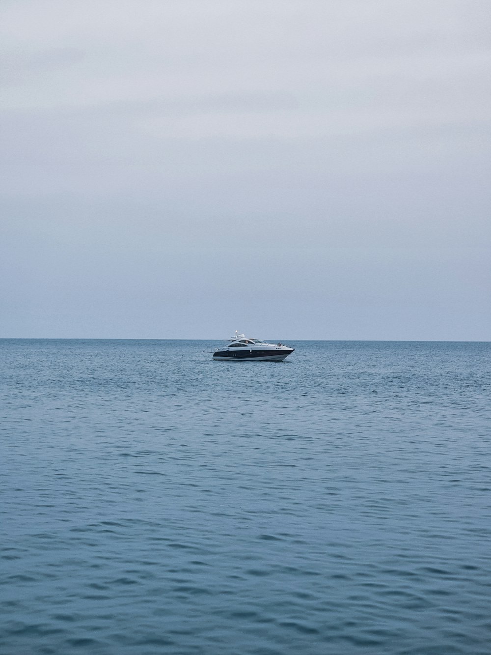 bateau blanc et noir sur la mer pendant la journée