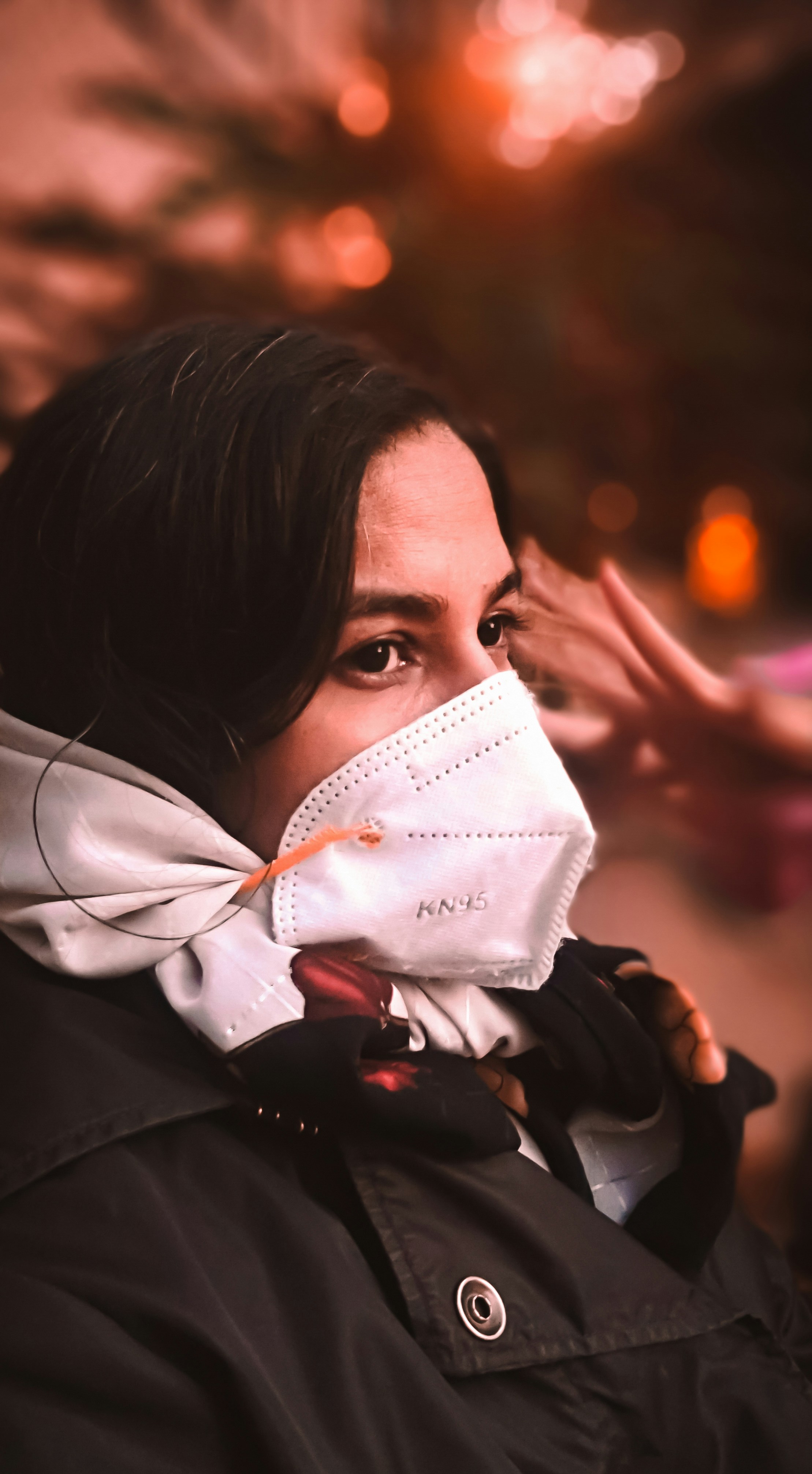 mulher na camisa preta da manga comprida que segura o papel branco