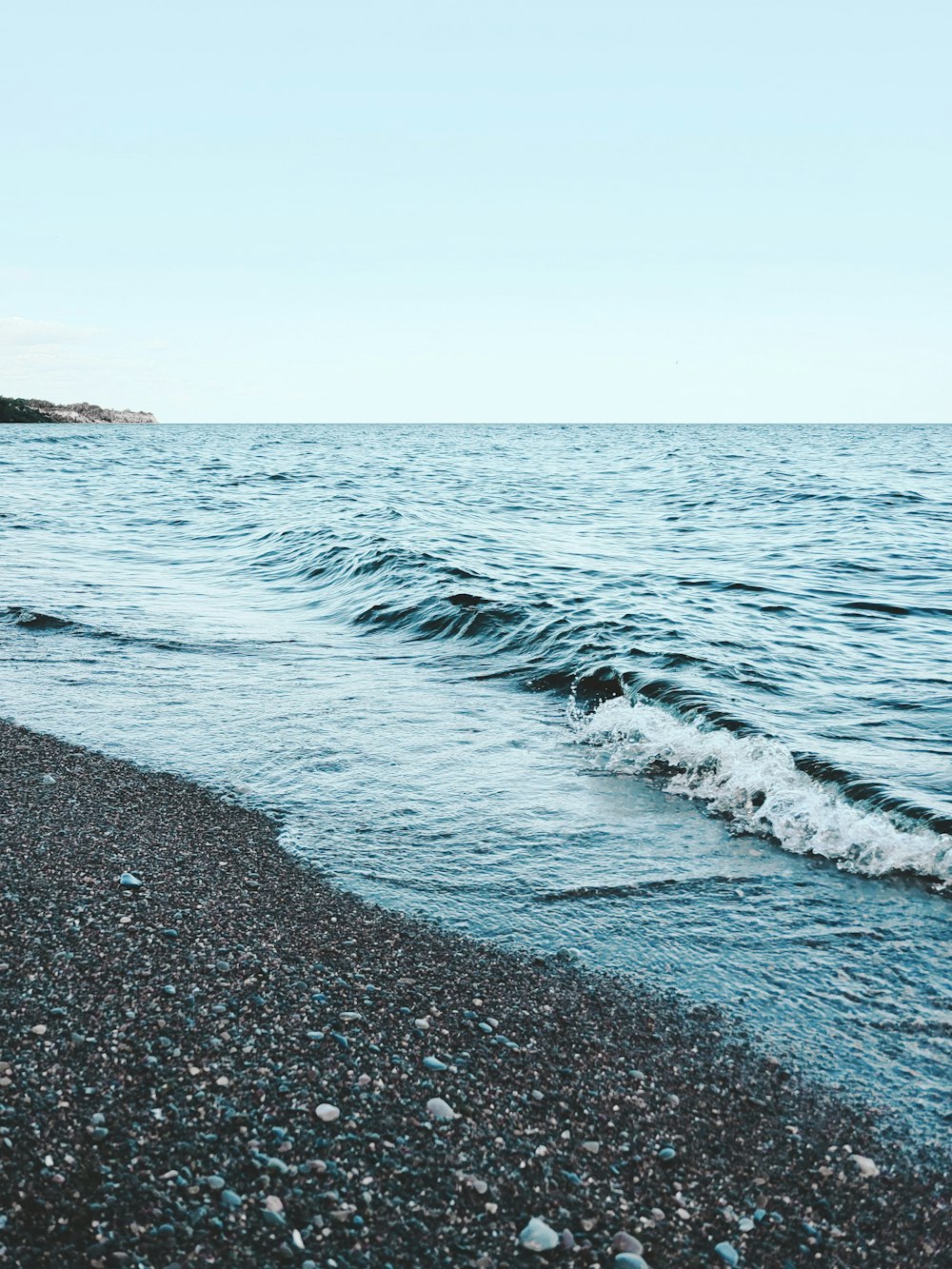 ocean waves crashing on shore during daytime