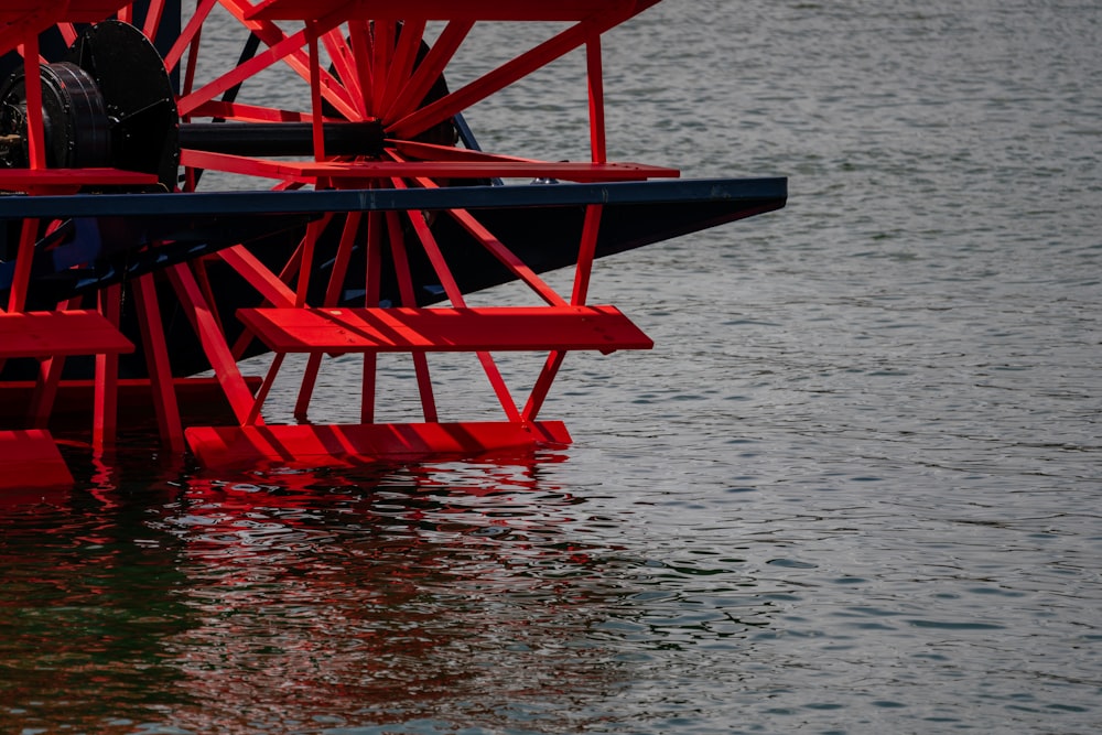 Silla de madera roja sobre el agua