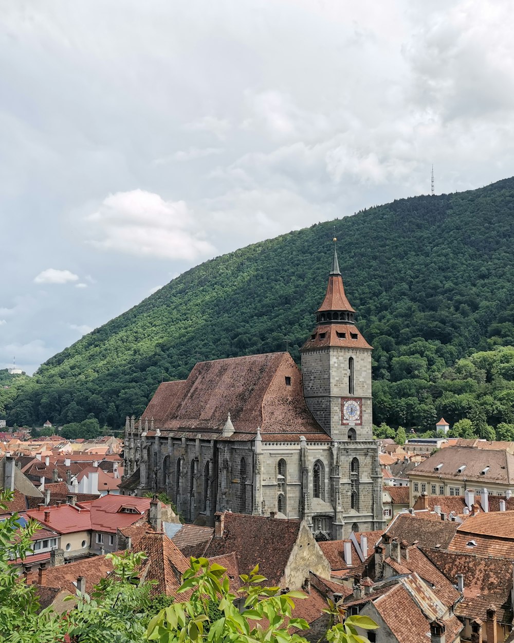 Bâtiment en béton brun et gris près de Green Mountain pendant la journée