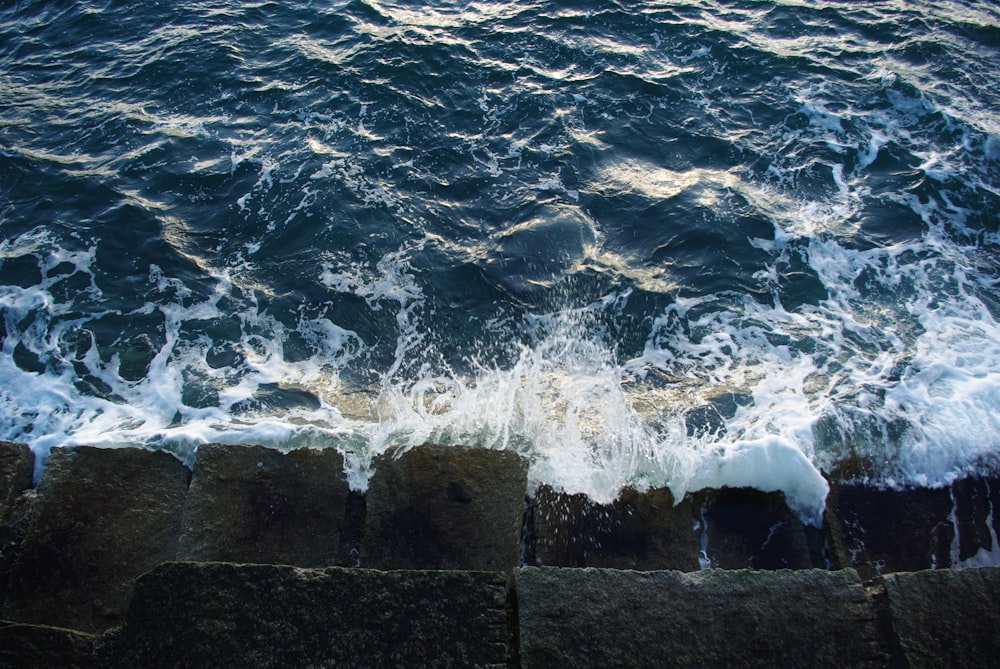 岩に打ち寄せる水の波