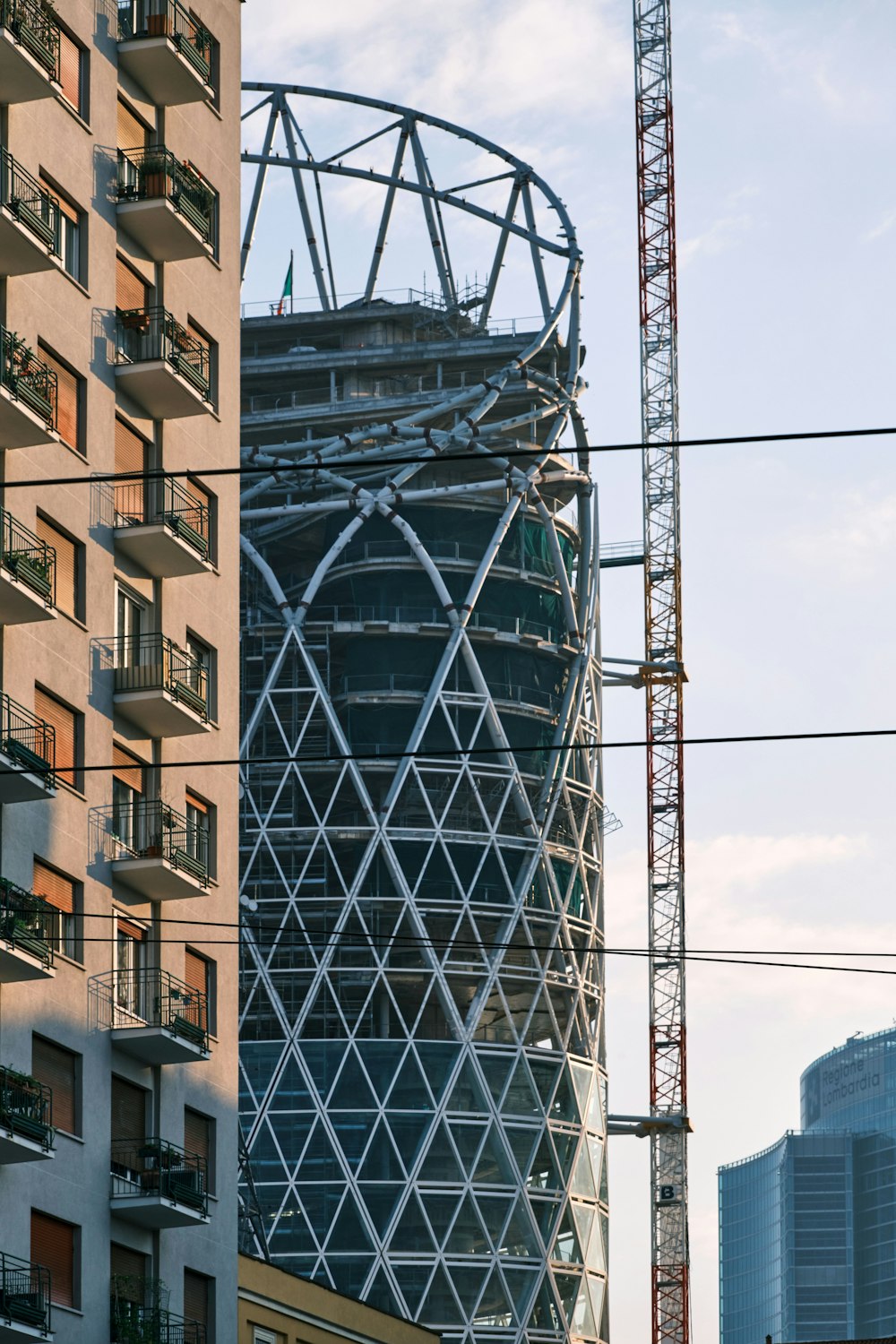Torre di metallo grigio vicino a un edificio in cemento marrone durante il giorno