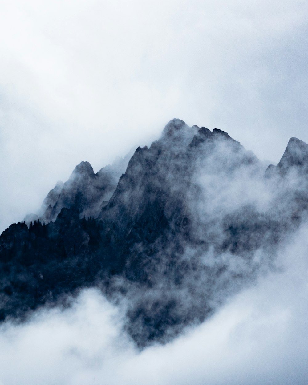 montagna nera coperta dalle nuvole