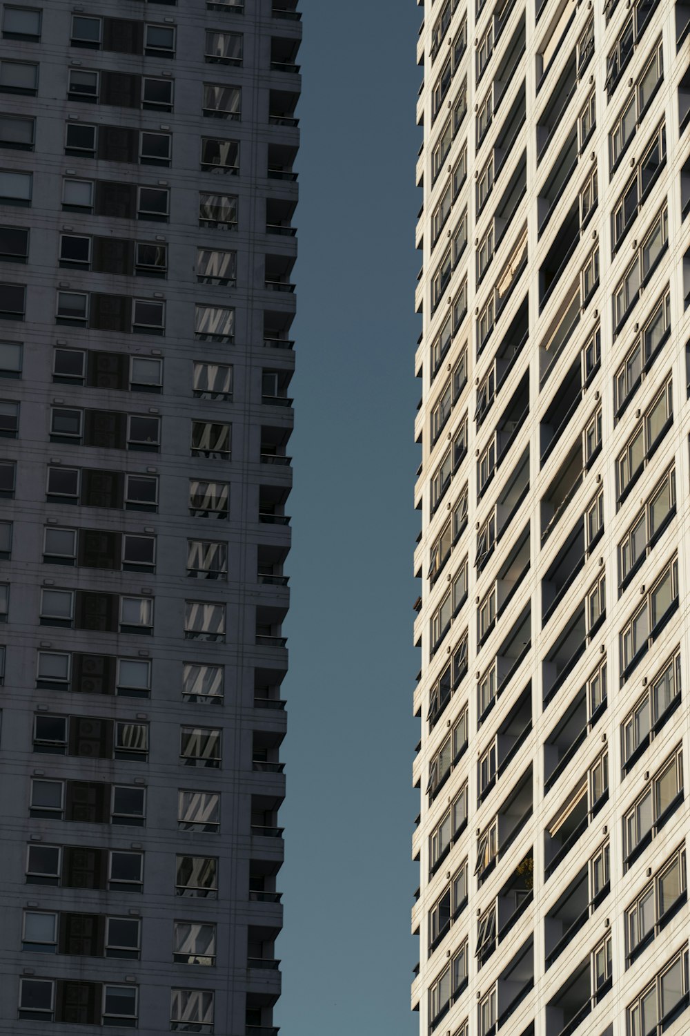 edificio in cemento bianco e blu